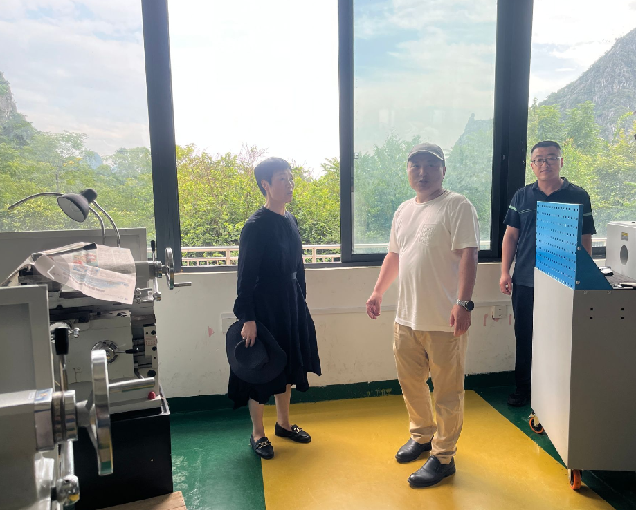 校领导带队开展假期前校园安全检查